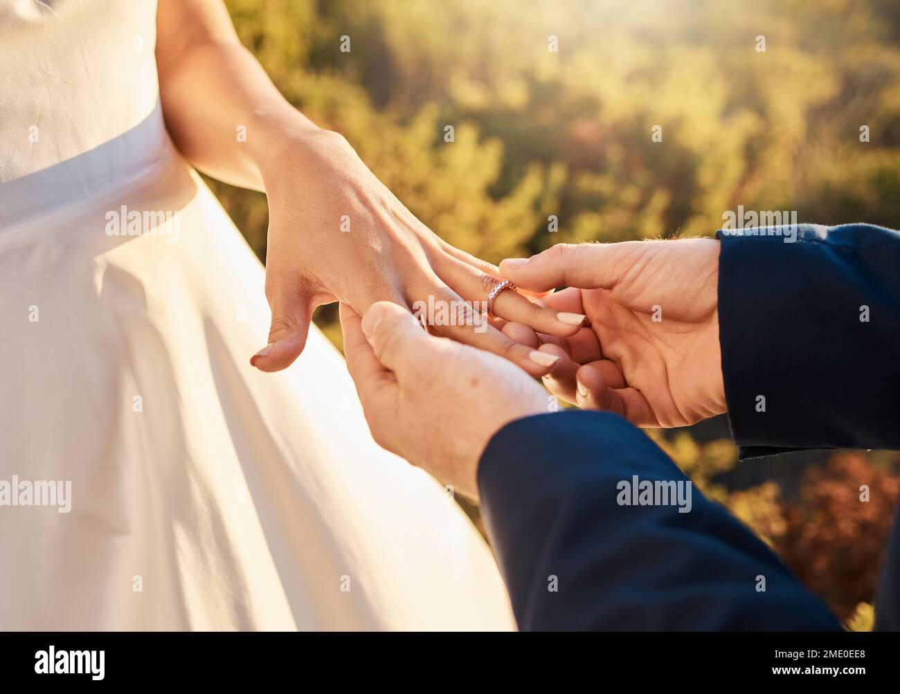 Couple mains, bague de mariage et cérémonie d'amour à l'extérieur avec des  bijoux et enregistrer l'annonce de date. Engagement, ensemble et mariage  des personnes dans Photo Stock - Alamy