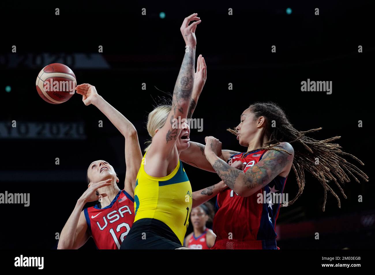 Australia's Cayla George (15) is blocked as she drives to the basket against United States's Diana Taurasi (12) and Brittney Griner (15) during a women's basketball quarterfinal game at the 2020 Summer Olympics, Wednesday, Aug. 4, 2021, in Saitama, Japan. (AP Photo/Eric Gay) Banque D'Images
