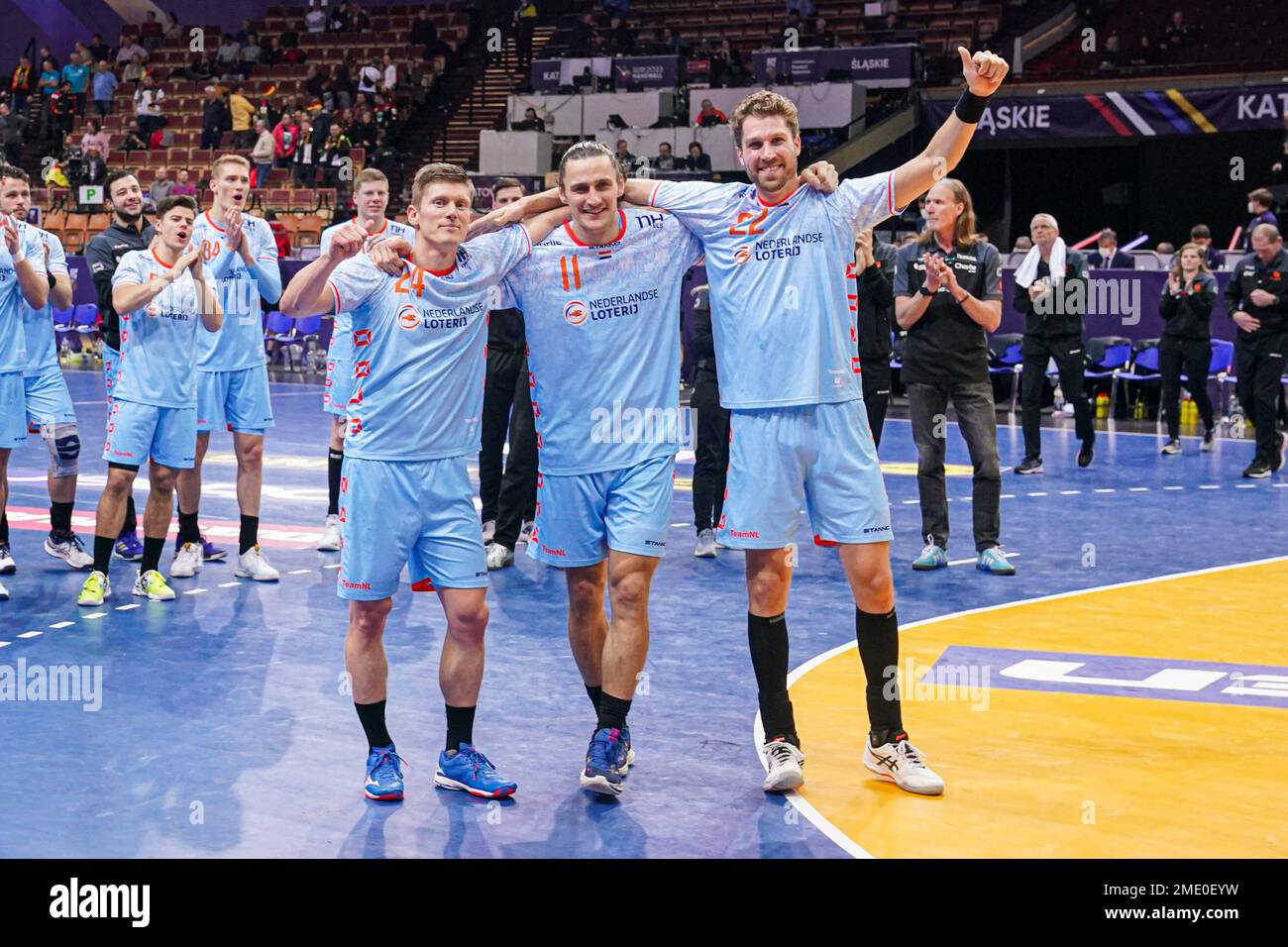 KATOWICE, POLOGNE - JANVIER 23 : Jeffrey Boomhouwer des pays-Bas, ISO Sluijters des pays-Bas, Jasper Adams des pays-Bas célèbrent la victoire lors du Championnat du monde masculin de l'IHF - match du groupe principal de la série III entre la Serbie et les pays-Bas à Spodek on 23 janvier 2023 à Katowice, Pologne (photo de Henk Seppen/Orange Pictures) NOCNSF Banque D'Images