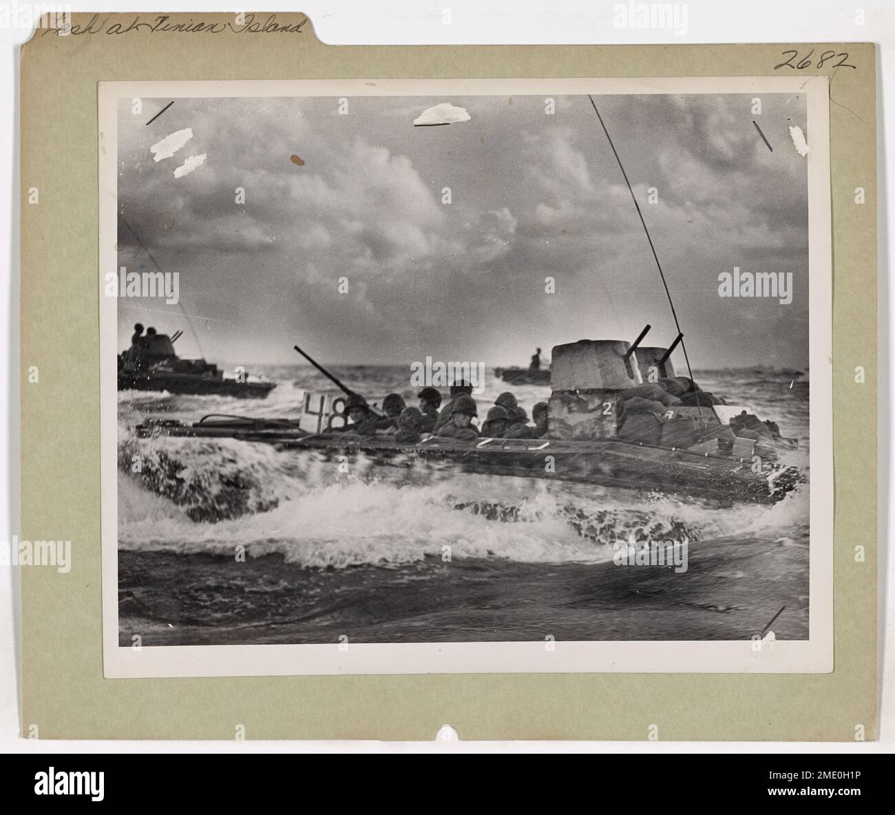 Lash de buffles d'eau à l'île Tinian. Cette image représente un Buffalo aquatique, chargé de Marines, qui serrait à travers la mer et qui se trouve sur les plages de l'île Tinian, près de Guam. Banque D'Images