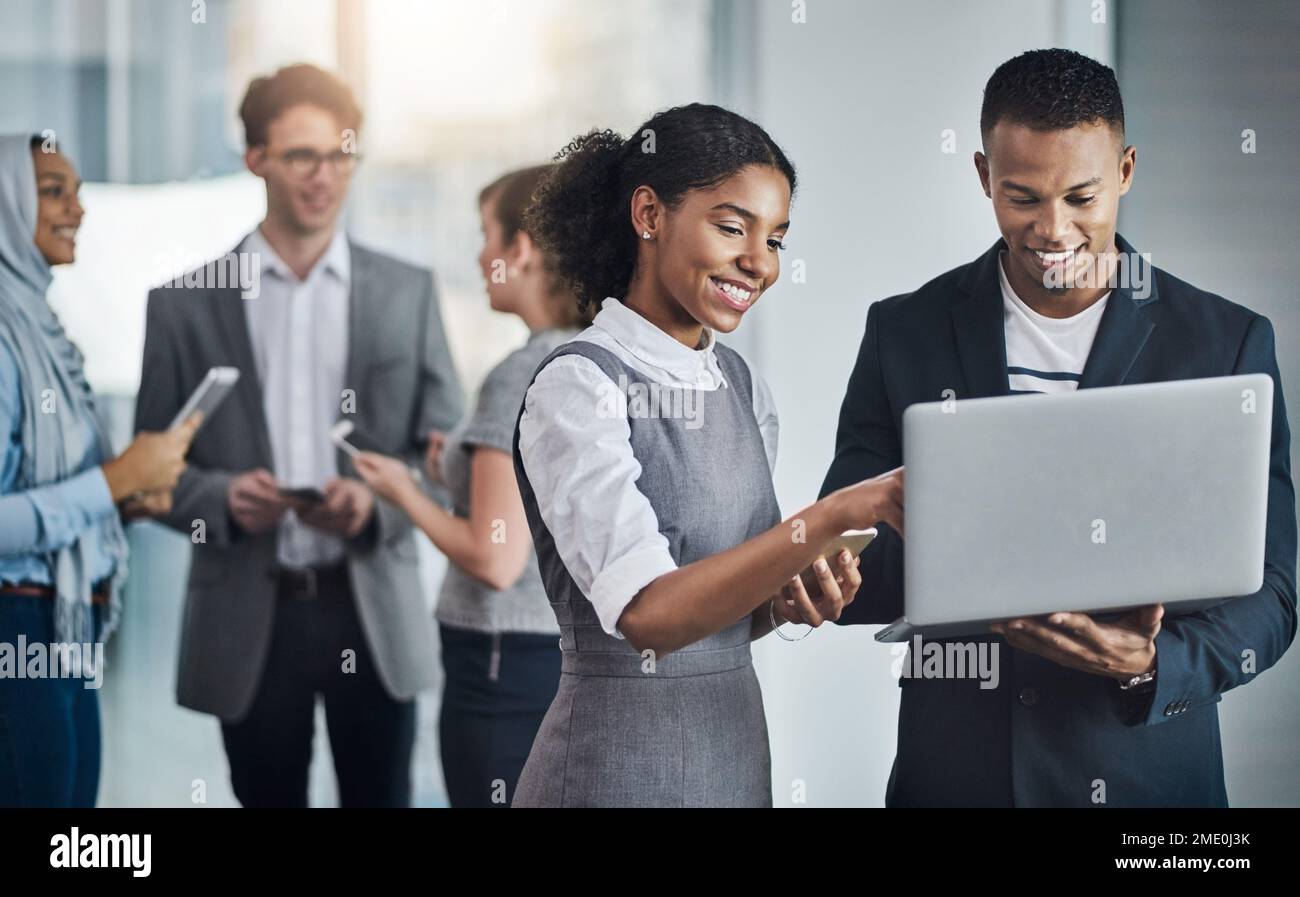 se préparer au travail. un groupe de jeunes gens d'affaires joyeux qui ...