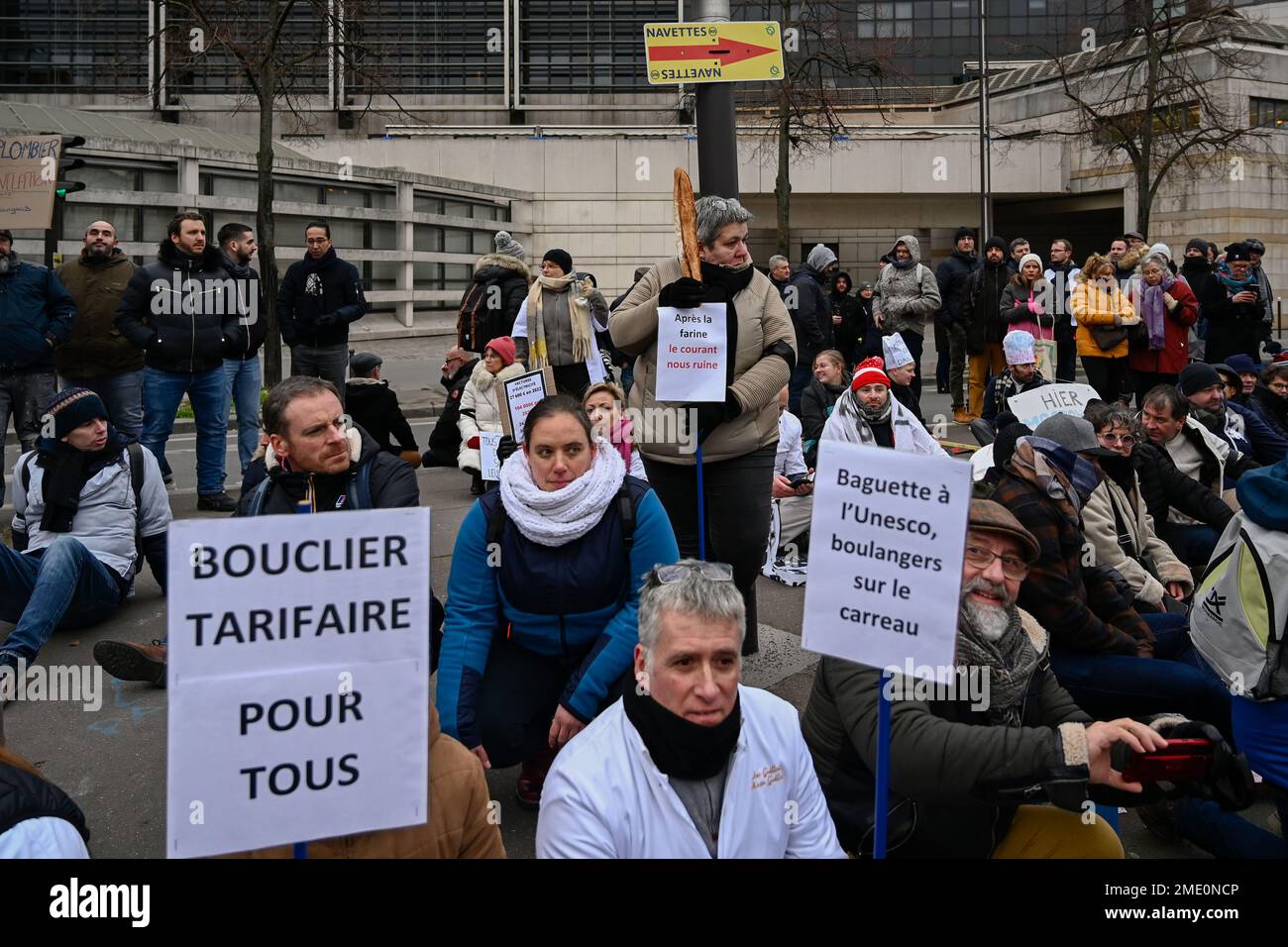 Paris, France. 23rd janvier 2023. Julien Mattia / le Pictorium - démonstration d'artisans à Paris, 23 janvier 2023 - 23/01/2023 - France / Ile-de-France (région) / Paris - des centaines d'artisans manifestent à Paris vers le ministère des Finances contre la hausse des coûts de l'énergie et des matières premières, 23 janvier 2023 crédit: LE PICTORIUM/Alamy Live News Banque D'Images