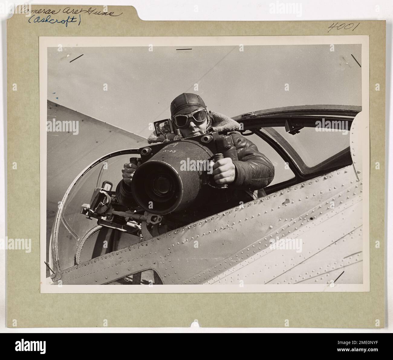 Les caméras sont des pistolets. Eldon C. Ashcroft, photographe de combat de la Garde côtière d'Auburn, Nebraska, photographie une photo de reconnaissance de la plaquette thermoformée d'un PBY tout en servant à la patrouille du Groenland. Coast Guardmen sert partout dans le monde. Banque D'Images