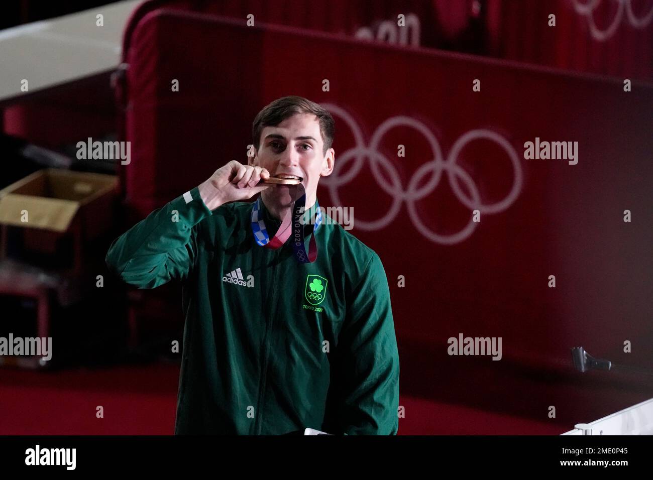Ireland's Aidan Walsh bites his bronze medal after the medals were awarded for the men's welterweight 69-kg boxing competition at the 2020 Summer Olympics, Tuesday, Aug. 3, 2021, in Tokyo, Japan. (AP Photo/Themba Hadebe) Banque D'Images