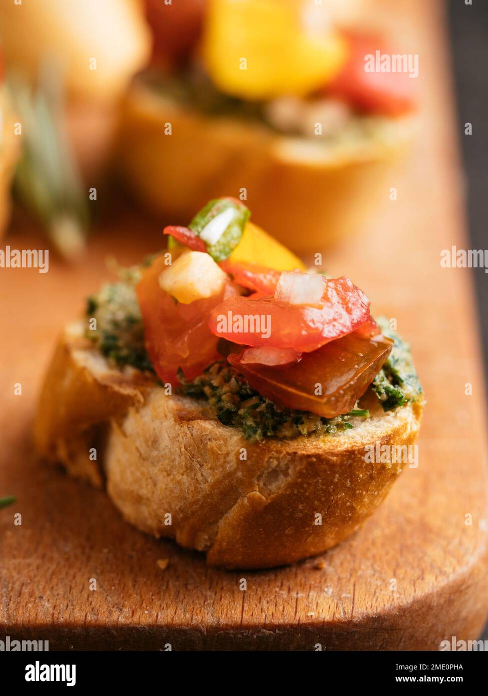 Bruschetta au pesto vert de carotte et tomates en bouchées. Banque D'Images