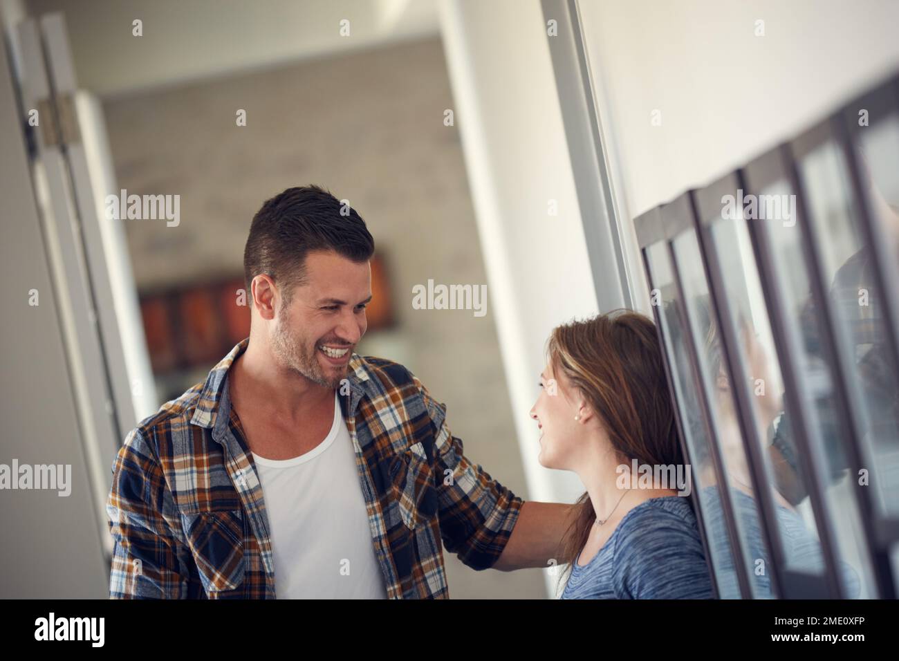 Vous avez mis ce sourire sur mon visage. un jeune couple marié passe la journée à la maison. Banque D'Images