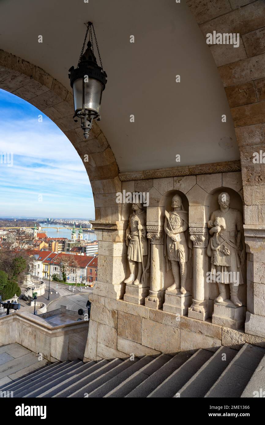 arche dans le bastion de pêcheur avec statues de garde et soleil . Banque D'Images