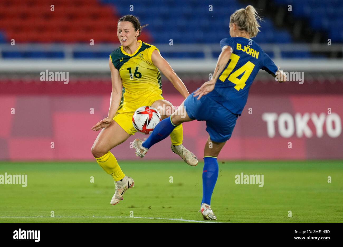 Australia's Hayley Raso, left, and Sweden's Nathalie Bjorn battle for the ball during a women's semifinal soccer match at the 2020 Summer Olympics, Monday, Aug. 2, 2021, in Yokohama, Japan. (AP Photo/Silvia Izquierdo) Banque D'Images