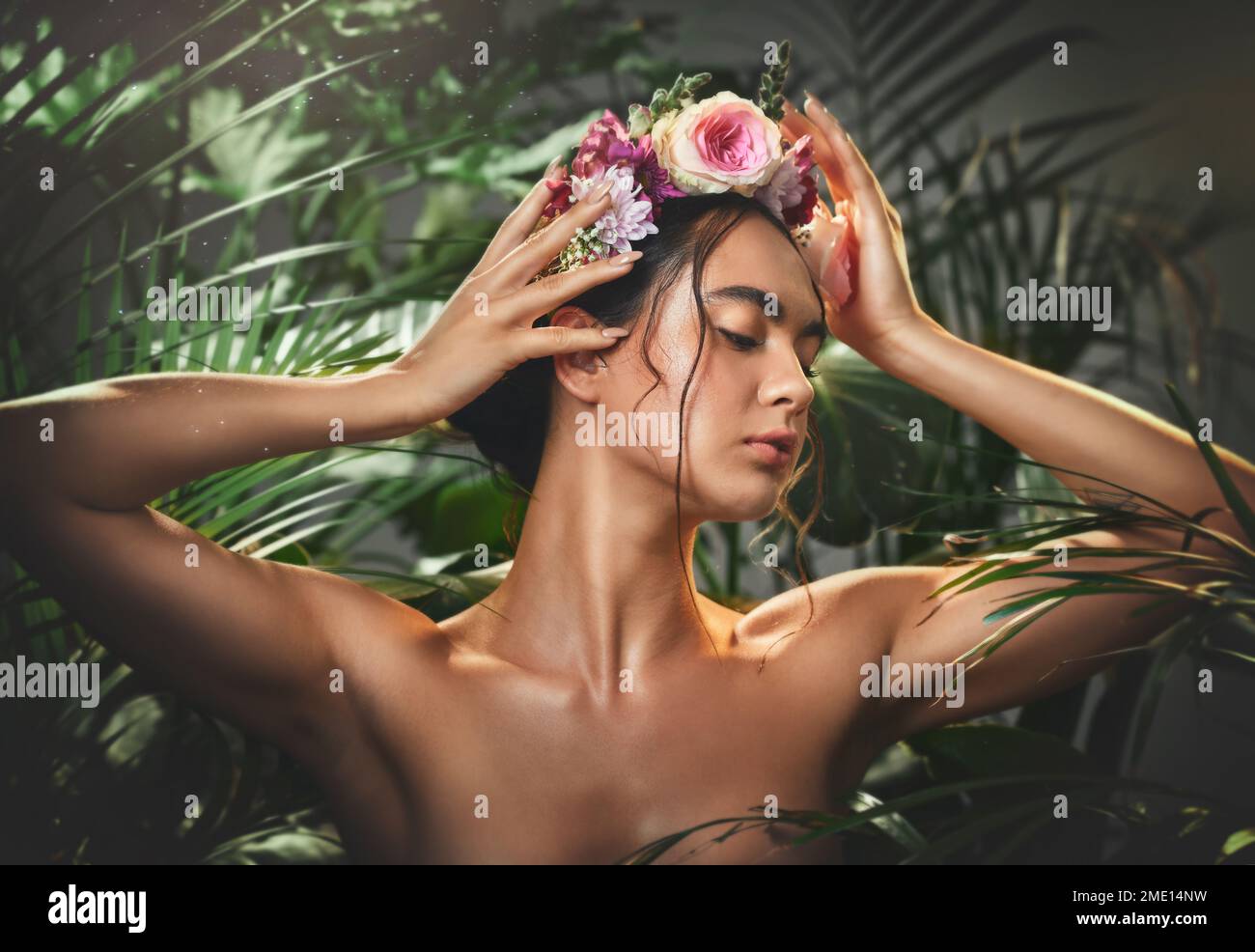 Beauté, soin de la peau et couronne de fleur avec la femme dans une jungle végétale pour la santé, le bien-être et les soins organiques du corps. Soins de la peau, soins du corps et cosmétiques naturels Banque D'Images