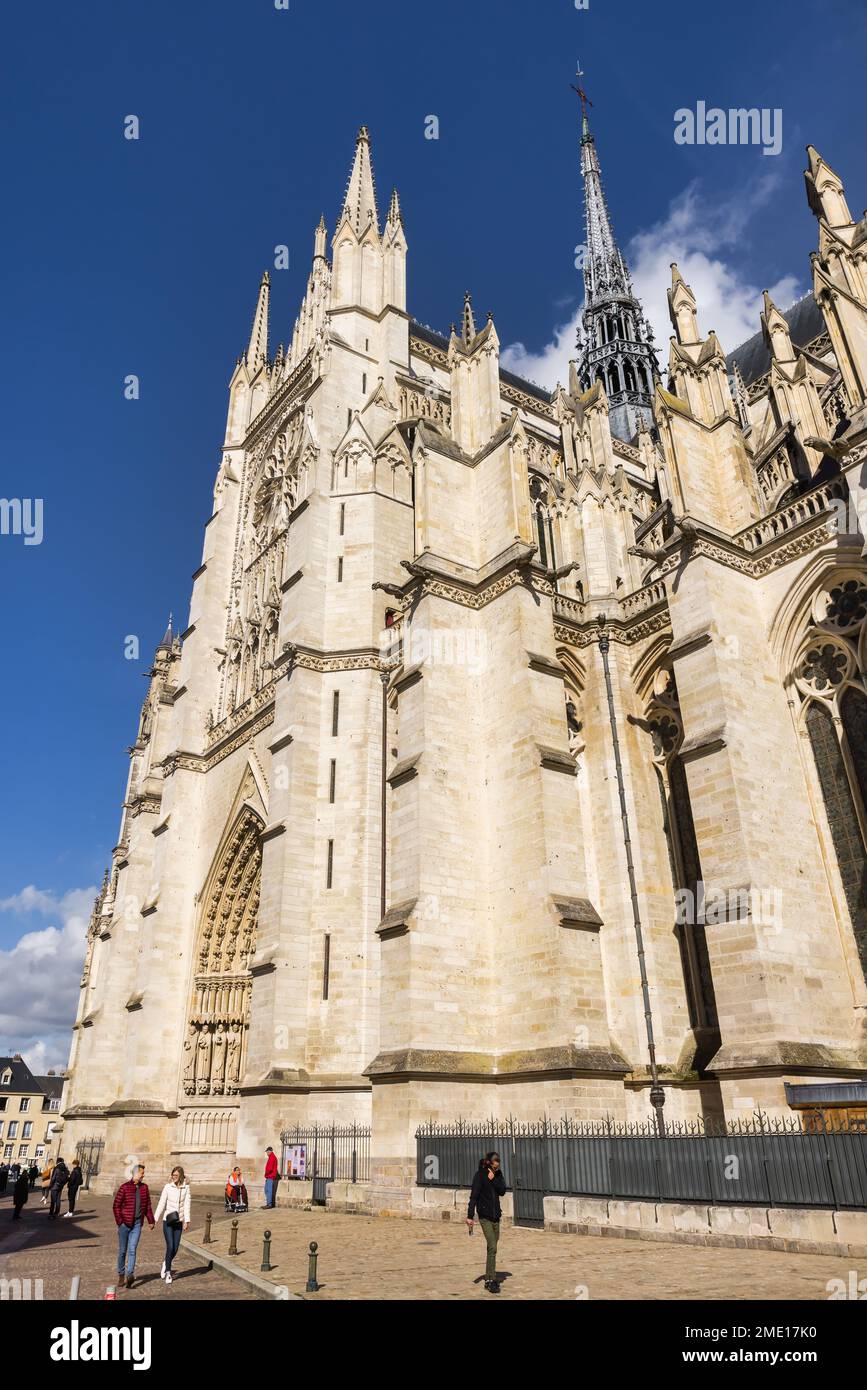 Amiens, France - 28 septembre 2022: Cathédrale d'Amiens avec des personnes non identifiées. La cathédrale est le siège de l'évêque d'Amiens et est inscrite comme un ONU Banque D'Images