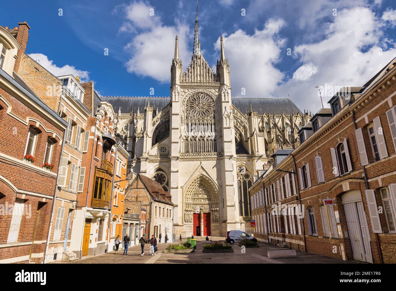 Amiens, France - 28 septembre 2022: Cathédrale d'Amiens avec des personnes non identifiées. Amiens est la capitale du département de la somme et a un important Banque D'Images