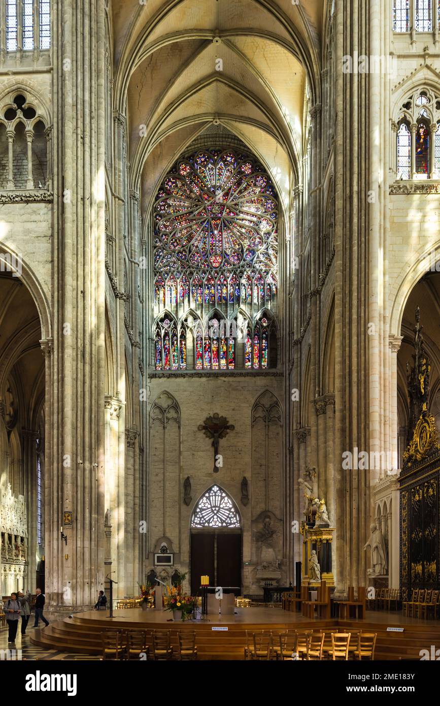 Amiens, France - 28 septembre 2022 : vue intérieure de la célèbre cathédrale d'Amiens. La cathédrale est le siège de l'évêque d'Amiens et est classée comme un Banque D'Images