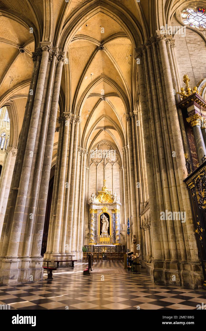 Amiens, France - 28 septembre 2022 : vue intérieure de la célèbre cathédrale d'Amiens. La cathédrale est le siège de l'évêque d'Amiens et est classée comme un Banque D'Images