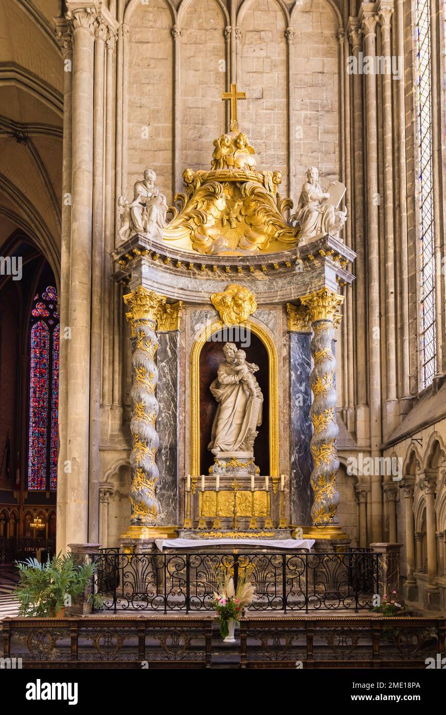 Amiens, France - 28 septembre 2022 : vue intérieure de la célèbre cathédrale d'Amiens. La cathédrale est le siège de l'évêque d'Amiens et est classée comme un Banque D'Images