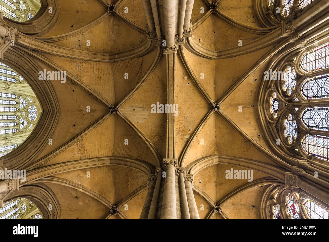 Amiens, France - 28 septembre 2022 : vue intérieure de la célèbre cathédrale d'Amiens. La cathédrale est le siège de l'évêque d'Amiens et est classée comme un Banque D'Images