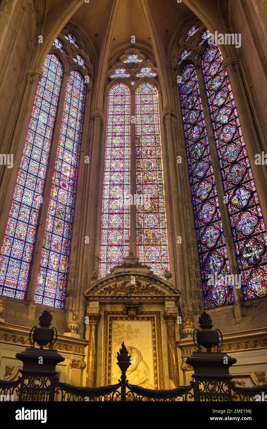Amiens, France - 28 septembre 2022 : vue intérieure de la célèbre cathédrale d'Amiens. La cathédrale est le siège de l'évêque d'Amiens et est classée comme un Banque D'Images