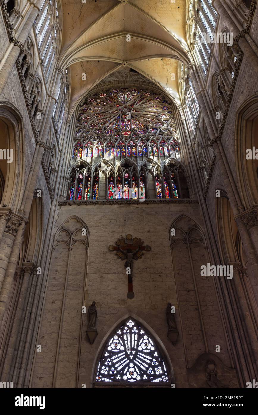Amiens, France - 28 septembre 2022 : vue intérieure de la célèbre cathédrale d'Amiens. La cathédrale est le siège de l'évêque d'Amiens et est classée comme un Banque D'Images