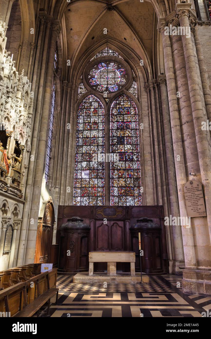 Amiens, France - 28 septembre 2022 : vue intérieure de la célèbre cathédrale d'Amiens. La cathédrale est le siège de l'évêque d'Amiens et est classée comme un Banque D'Images
