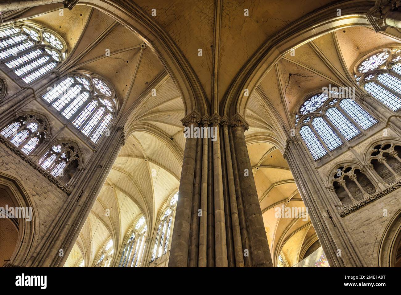 Amiens, France - 28 septembre 2022 : vue intérieure de la célèbre cathédrale d'Amiens. La cathédrale est le siège de l'évêque d'Amiens et est classée comme un Banque D'Images