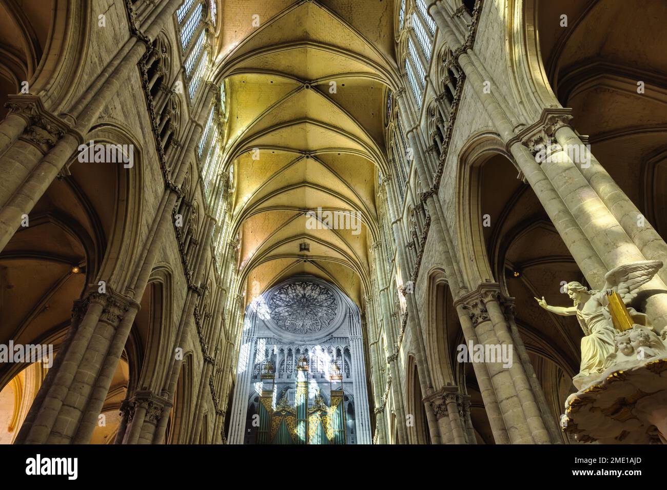 Amiens, France - 28 septembre 2022 : vue intérieure de la célèbre cathédrale d'Amiens. La cathédrale est le siège de l'évêque d'Amiens et est classée comme un Banque D'Images