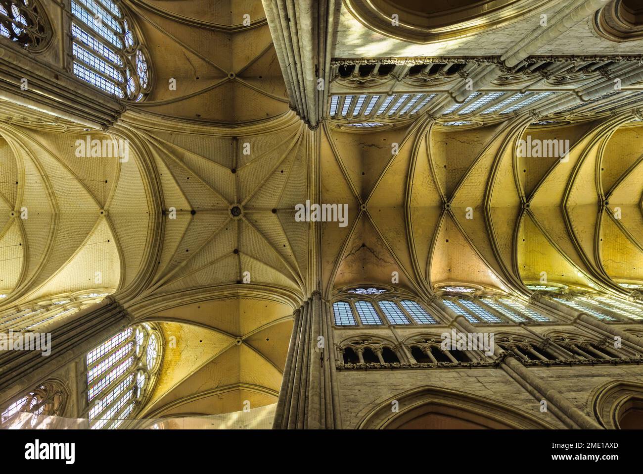 Amiens, France - 28 septembre 2022 : vue intérieure de la célèbre cathédrale d'Amiens. La cathédrale est le siège de l'évêque d'Amiens et est classée comme un Banque D'Images