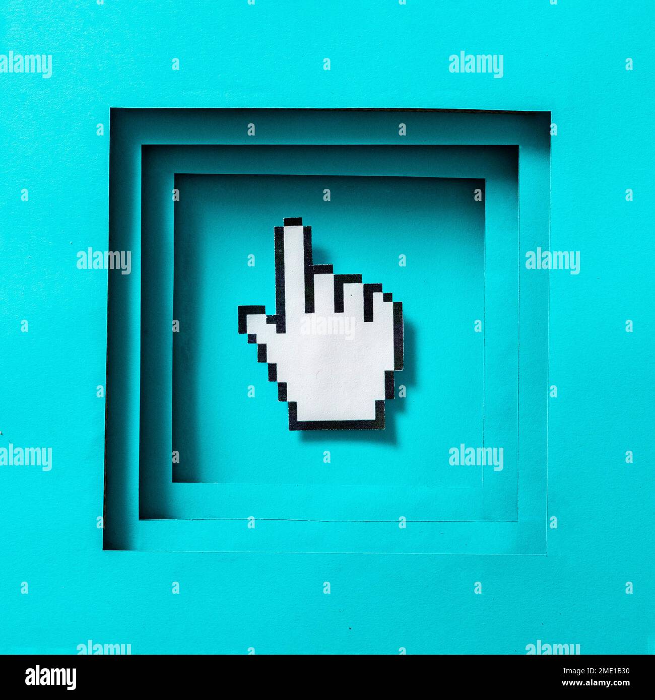 Curseur pixel du doigt de la souris dans le cadre. Symbole conceptuel minimal de la technologie informatique et de la recherche. Photo de haute qualité Banque D'Images
