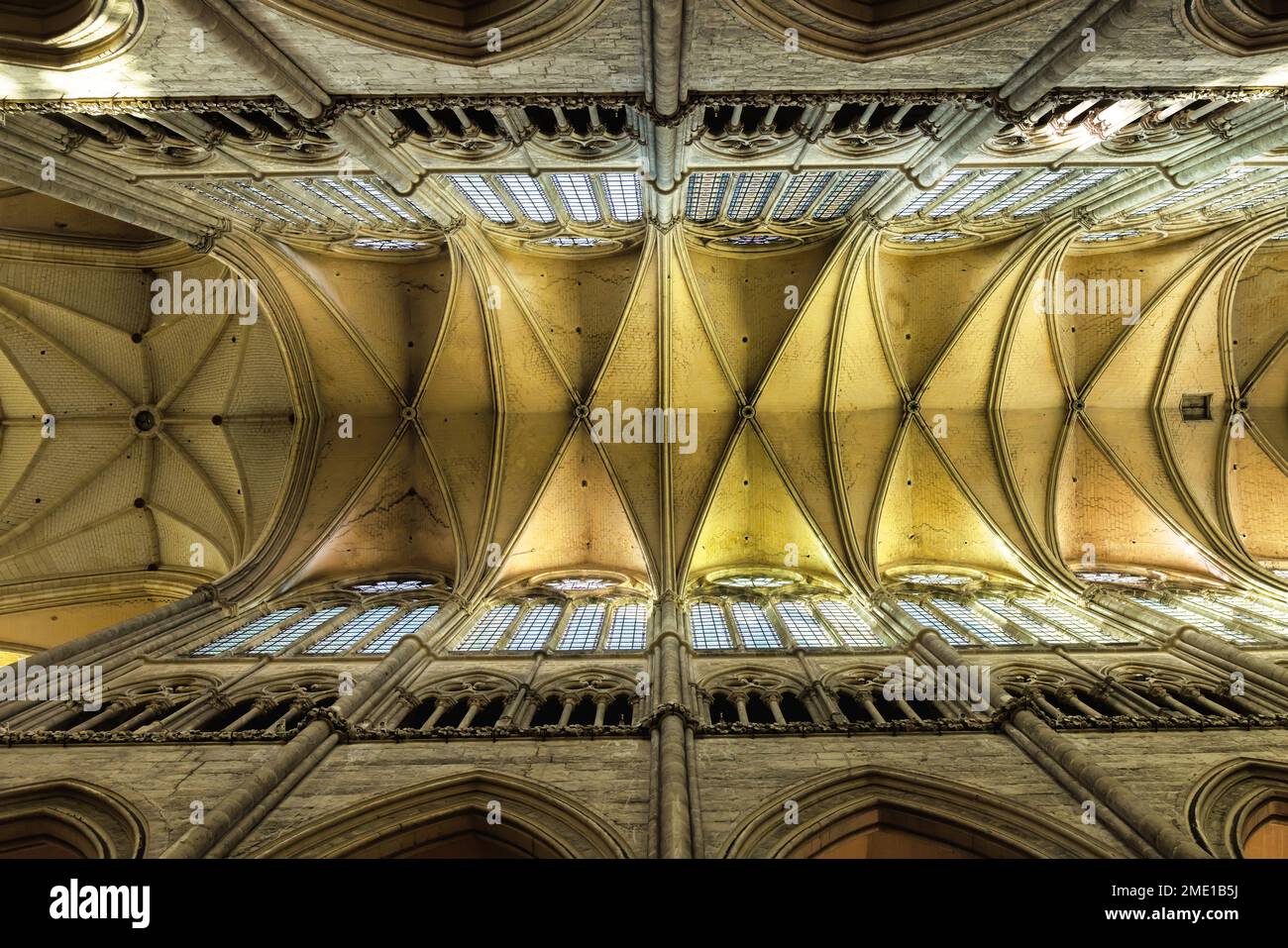 Amiens, France - 28 septembre 2022 : vue intérieure de la célèbre cathédrale d'Amiens. La cathédrale est le siège de l'évêque d'Amiens et est classée comme un Banque D'Images
