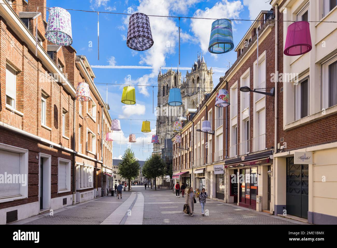 Amiens, France - 28 septembre 2022 : rue commerçante avec des personnes non identifiées dans le centre-ville. Amiens est la capitale de la somme département et ha Banque D'Images
