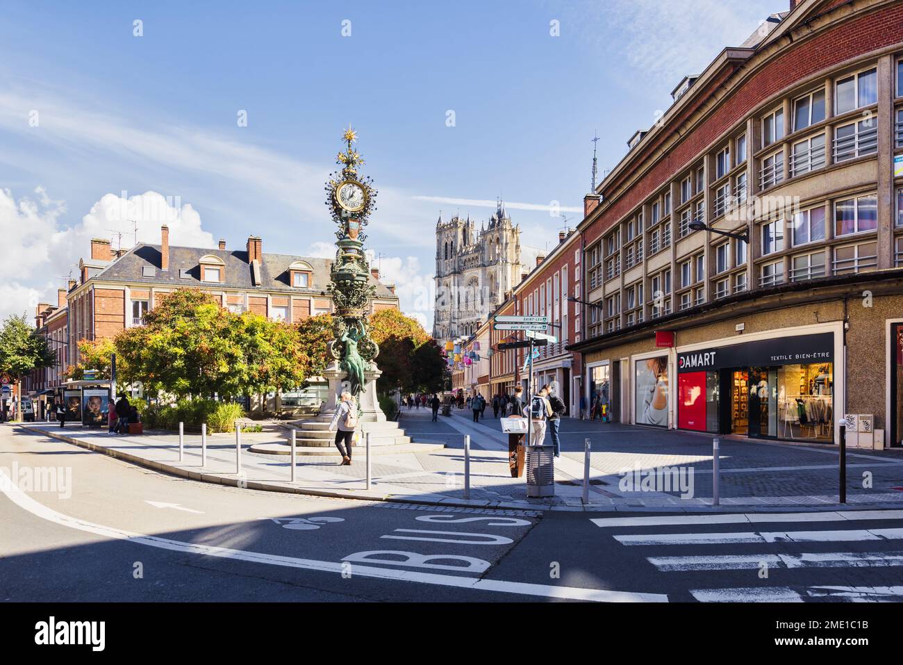 Amiens, France - 28 septembre 2022 : vue sur la rue avec cathédrale d'Amiens en arrière-plan. Amiens est la capitale du département de la somme et a un imp Banque D'Images