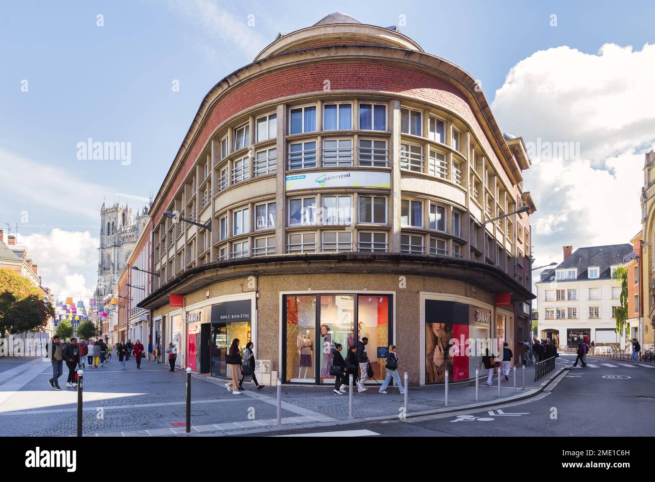 Amiens, France - 28 septembre 2022 : vue sur la rue avec cathédrale d'Amiens en arrière-plan. Amiens est la capitale du département de la somme et a un imp Banque D'Images