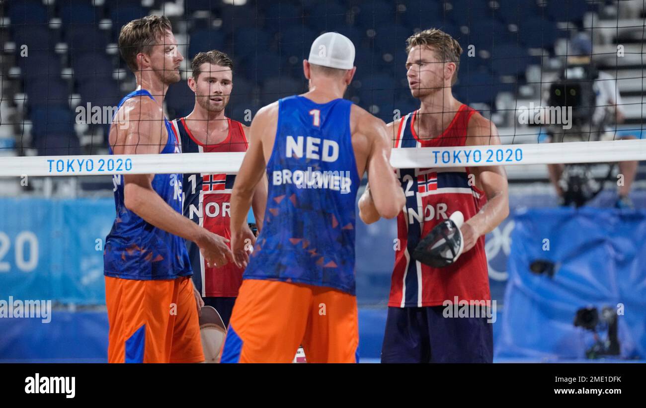 Alexander Brouwer, second from right, of the Netherlands, and teammate Robert Meeuwsen, left, greet Anders Berntsen Mol, second from left, of Norway, and teammate Christian Sandlie Sorum, right, after Norway defeated the Netherlands in a men's beach volleyball match at the 2020 Summer Olympics, Sunday, Aug. 1, 2021, in Tokyo, Japan. (AP Photo/Petros Giannakouris) Banque D'Images