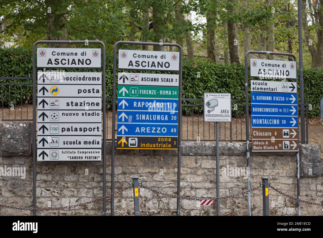 Panneaux directionnels dans le village d'Asciano, Toscane, Italie. Banque D'Images