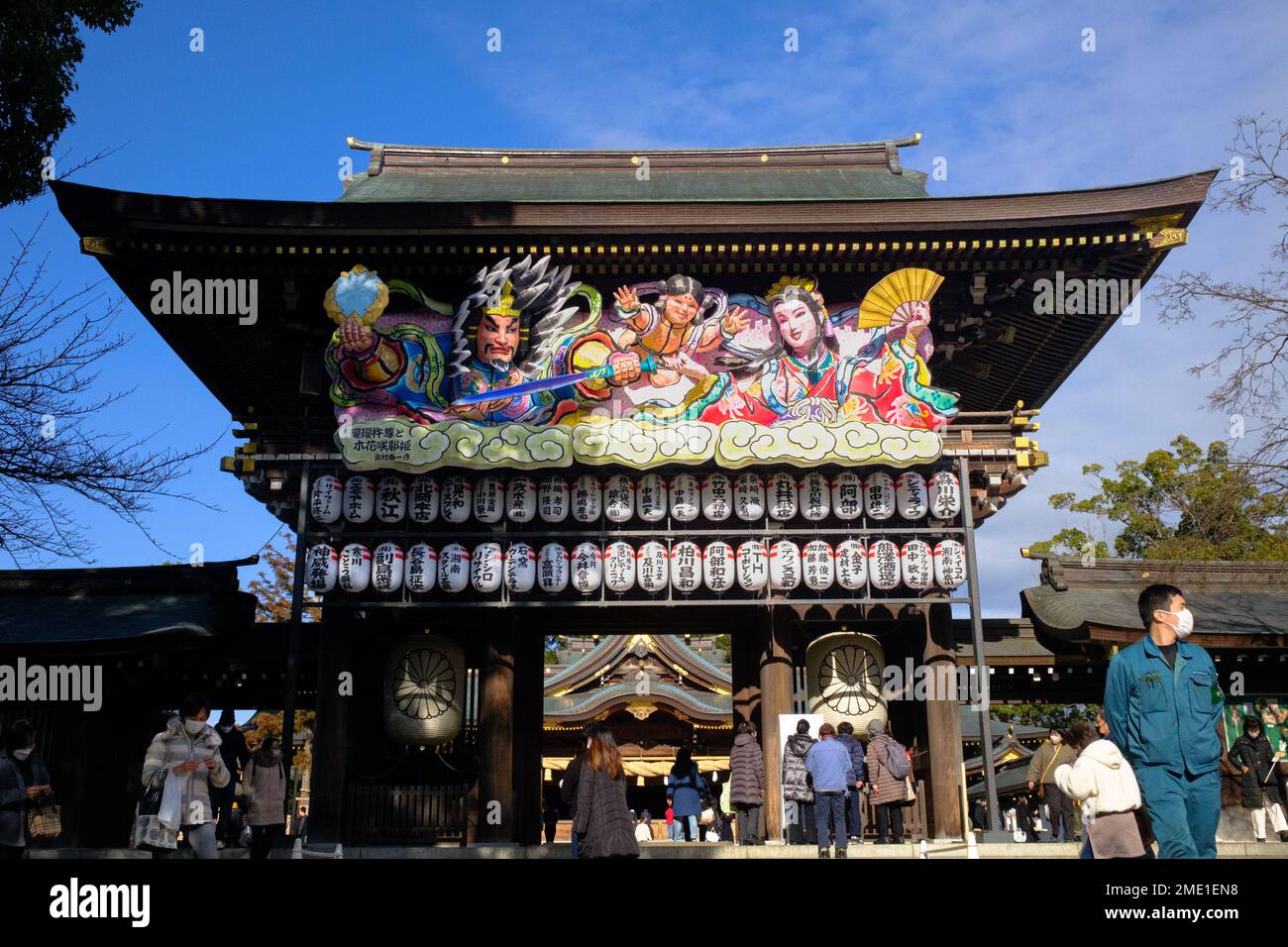 La porte principale du sanctuaire de Samukawa s'appelle la porte Shinmon. La porte elle-même est relativement nouvelle ayant été construite en 1993. Ce que je trouve impressionnant, c'est comment Banque D'Images