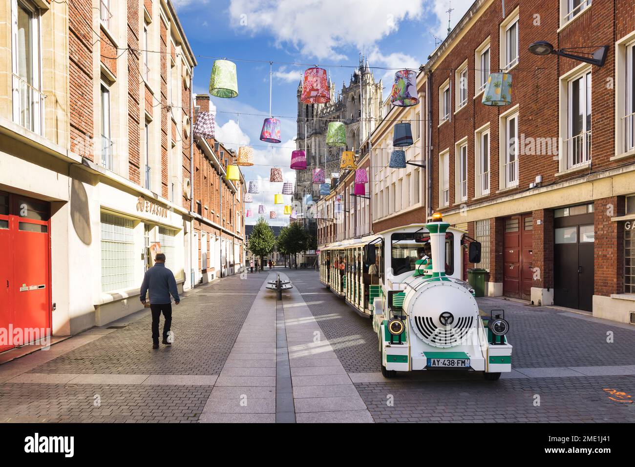 Amiens, France - 28 septembre 2022 : rue commerçante avec des personnes non identifiées dans le centre-ville. Amiens est la capitale de la somme département et ha Banque D'Images