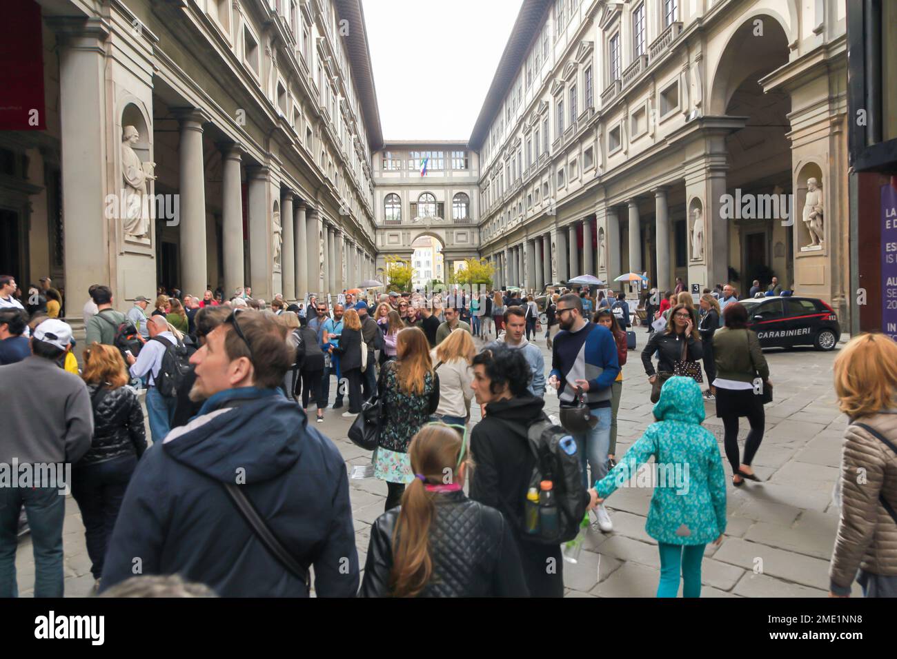 FLORENCE, ITALIE foule de touristes marchant dans le passage de la Galerie des Offices Banque D'Images