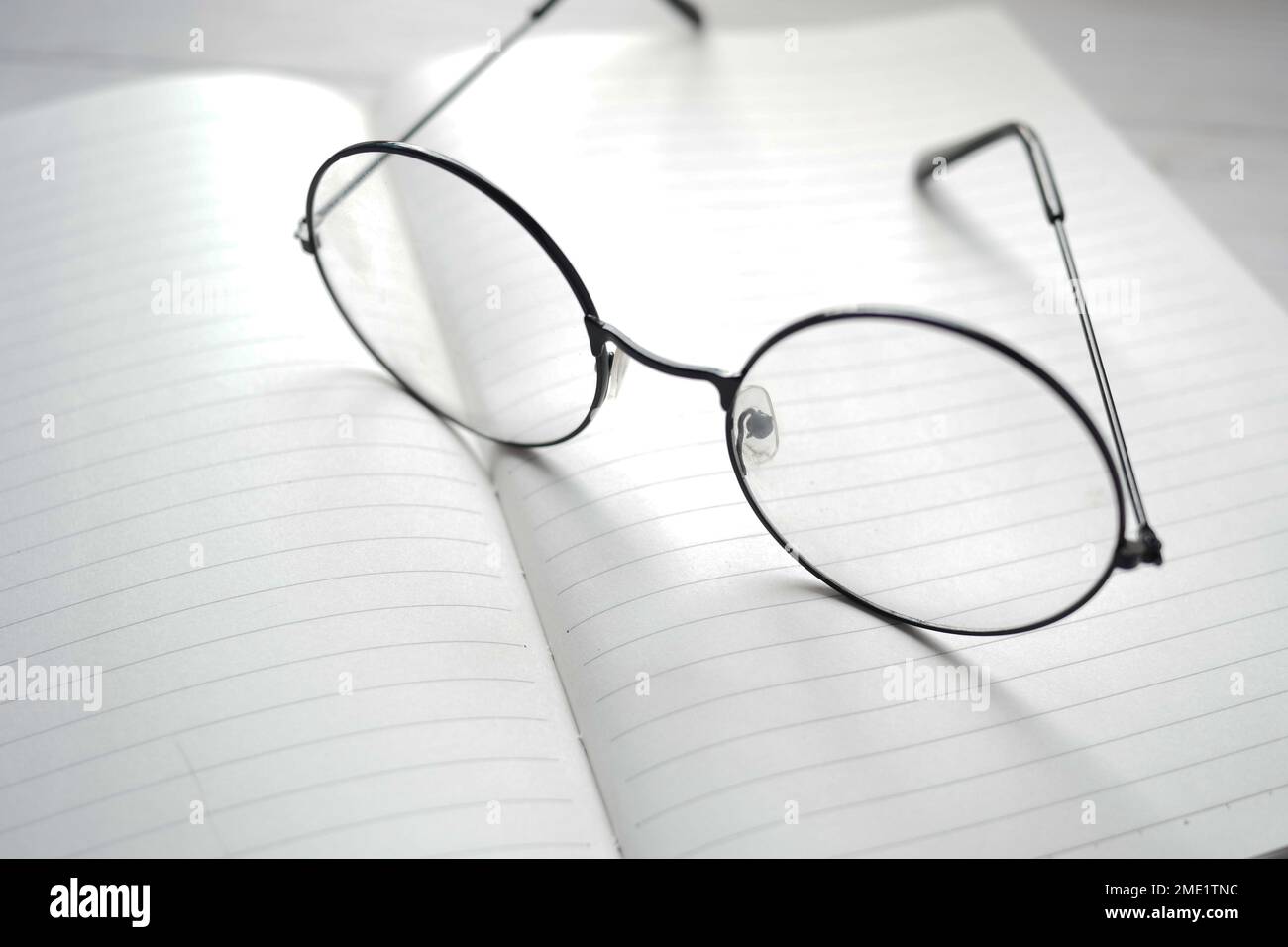 bloc-notes, lunettes et crayon sur table en bois Banque D'Images