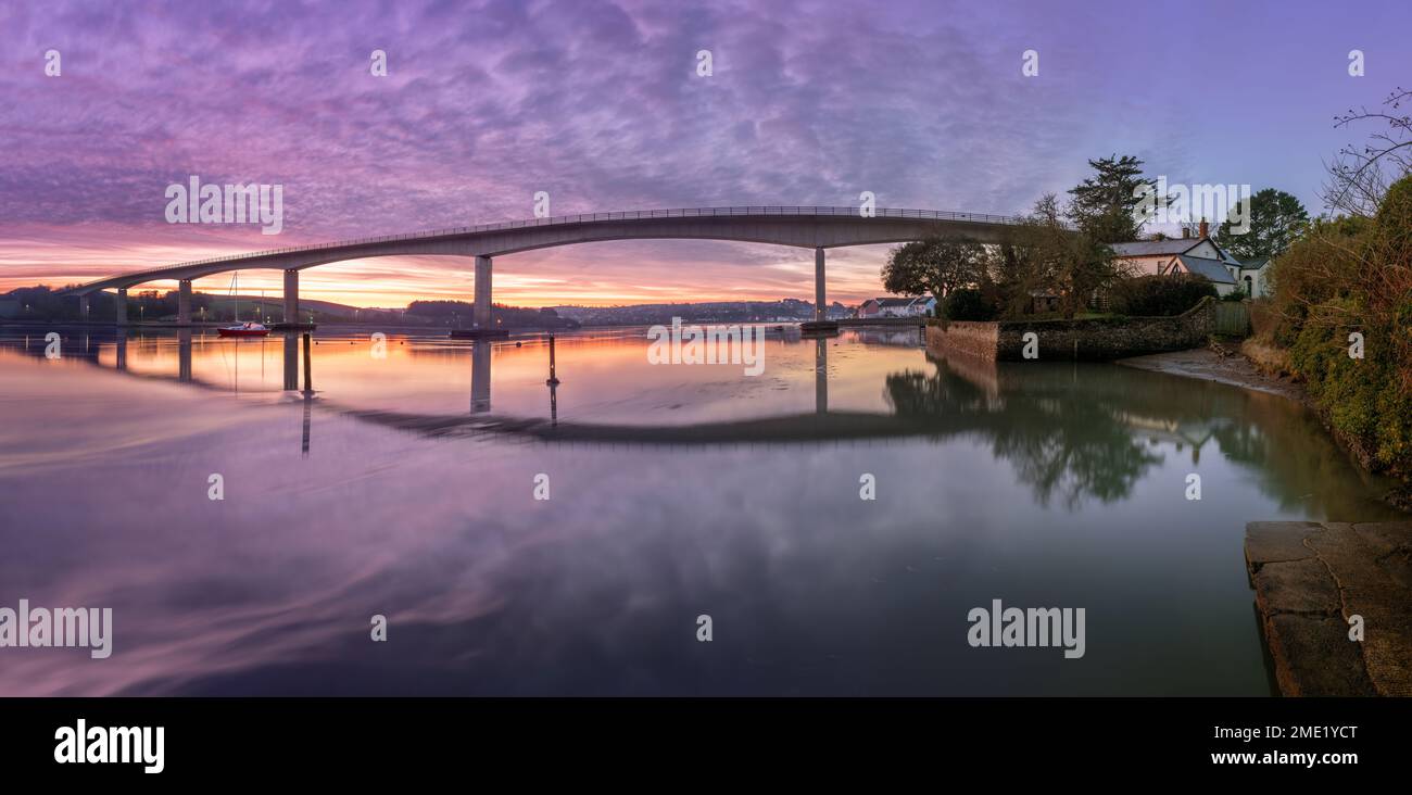 En regardant vers le pont de Torridge, alors que les couleurs pastel s'étendent à travers le ciel de l'aube et se reflètent dans la rivière Torridge, juste avant le lever du soleil à Lower Clea Banque D'Images