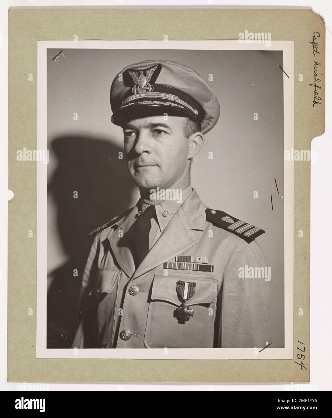 Le capitaine James A. Hirshfield de la Garde côtière américaine reçoit la Navy Cross pour ses actions pendant la seconde Guerre mondiale. En tant que skipper du Coast Guard Cutter Campbell, il coule un sous-marin japonais après une intense attaque de charge en profondeur, bien qu'il soit blessé. Il a reçu le prix lors d'une cérémonie avec le vice-amiral Russell R. Waesche. Banque D'Images