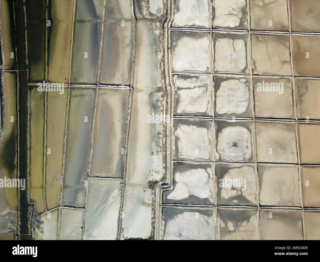 Vue aérienne par drone des champs de sel de Solana Pag, le plus grand producteur de sel de mer de Croatie, et ses opérations sont basées sur une tradition de mille ans. Banque D'Images