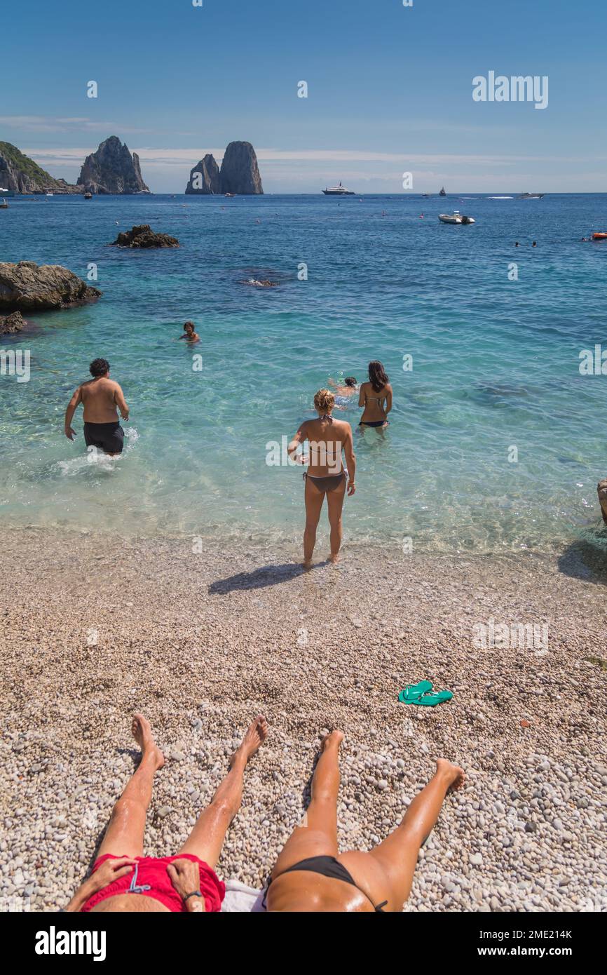 Les personnes qui nagent et bronzer sur la plage de Capri, la baie de Naples, la mer Tyrrhénienne, Italie. Banque D'Images