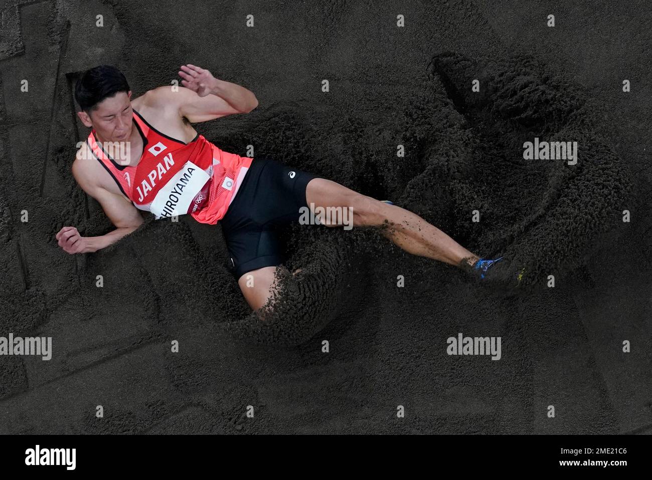 Shoutarou Shiroyama, of Japan, competes during a qualifications round in the men's long jump at the 2020 Summer Olympics, Saturday, July 31, 2021, in Tokyo. (AP Photo/Morry Gash) Banque D'Images