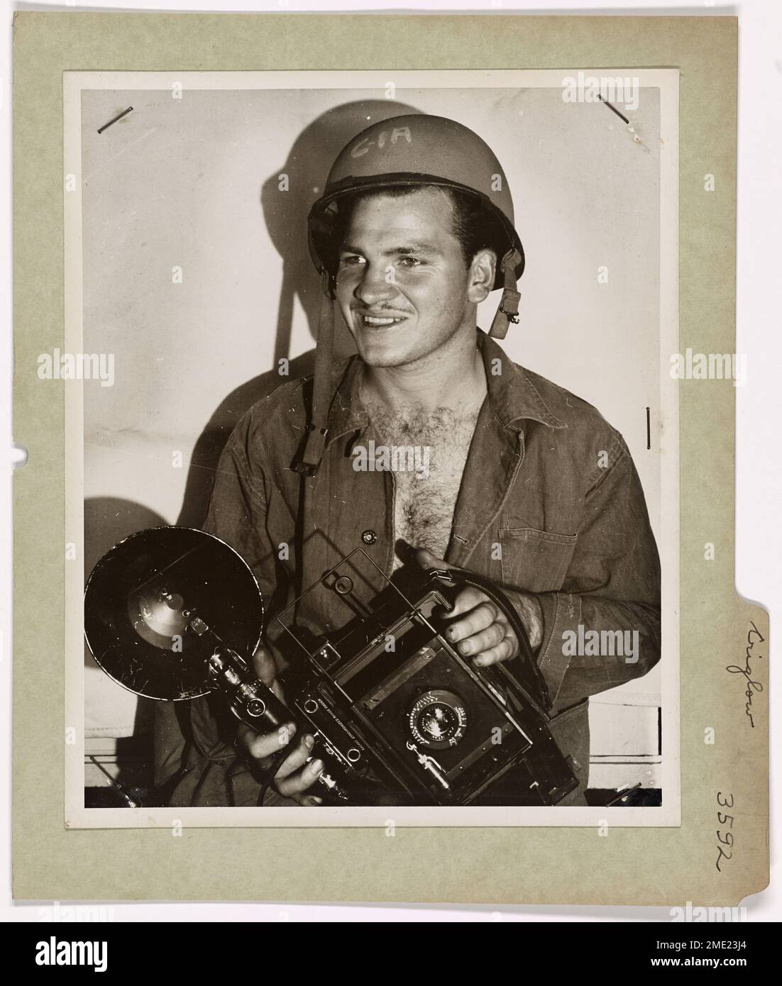 Arkansas Coast Guardsman, vétéran de l'invasion, Mans a Camera. Avec 22 mois de service maritime à son actif, le photographe de combat de la Garde côtière Carl L. Criglow, 21 ans, de Little Rock, Ark., a participé à plusieurs débarquements amphibies et a manqué de justesse la mort par une baïonnette de Jap. À Eniwetok, le jeune Criglow se pencha pour tirer un soldat de Jap dans sa barge d'atterrissage quand l'ennemi tenta du frapper avec la baïonnette. Le coup de machinegun d'un officier de la Garde côtière a tué le Jap. D'autres invasions sur le record du jeune Guardsman de la côte sont Makin dans les Gilberts, Kwajalein dans les Marshalls et Saipan dans le Ma Banque D'Images