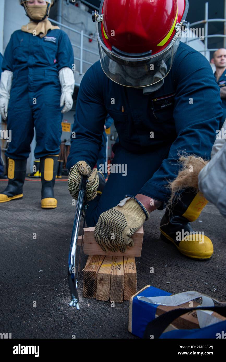 220727-N-UF592-1041 SOUTH CHINA SEA (27 juillet 2022) Aviation Electronics Technician 2nd Class Miles Hunt, de Tampa, Floride, prépare un coin pour être utilisé comme une zone douce sur le fantail des États-Unis Le seul porte-avions déployé par l’avant de la Marine, l’USS Ronald Reagan (CVN 76), au cours d’un exercice d’application de patchs. Les marins Ronald Reagan effectuent régulièrement des exercices de contrôle des dommages pour maintenir la préparation et la compétence en cours. Ronald Reagan, le navire amiral du Carrier Strike Group 5, fournit une force prête à combattre qui protège et défend les États-Unis, et soutient les alliances, les partenariats et le collectif mari Banque D'Images