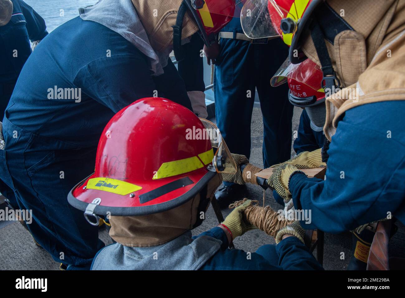220727-N-UF592-1079 LES marins DE LA MER DE CHINE MÉRIDIONALE (27 juillet 2022) appliquent un timbre souple sur un tuyau sur la queue de fanon des États-Unis Le seul porte-avions déployé par l’avant de la Marine, l’USS Ronald Reagan (CVN 76), au cours d’un exercice d’application de patchs. Les marins Ronald Reagan effectuent régulièrement des exercices de contrôle des dommages pour maintenir la préparation et la compétence en cours. Ronald Reagan, le navire amiral du Carrier Strike Group 5, fournit une force prête à combattre qui protège et défend les États-Unis, et soutient les alliances, les partenariats et les intérêts maritimes collectifs dans la région Indo-Pacifique. Banque D'Images
