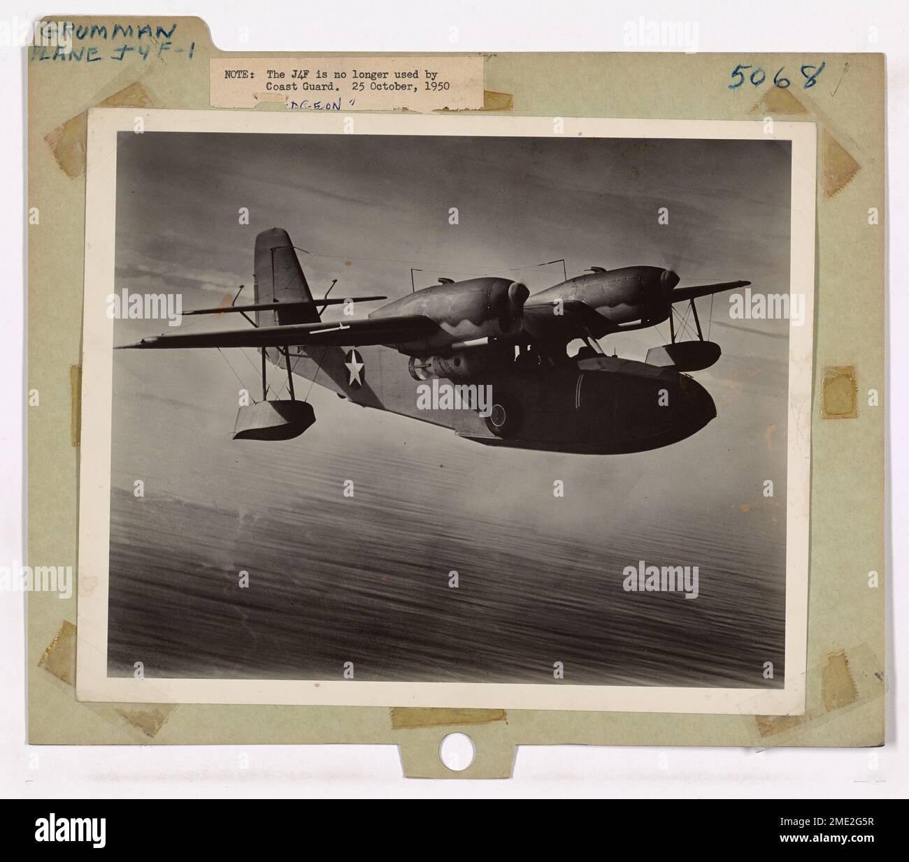 Le Grumman J4F-1, utilisé par la Garde côtière américaine dans les opérations de recherche et de sauvetage, est un avion polyvalent capable d'atterrir sur l'eau et sur terre. Banque D'Images Le Grumman J4F-1, utilisé par la Garde côtière américaine dans les opérations de recherche et de sauvetage, est un avion polyvalent capable d'atterrir sur l'eau et sur terre. Banque D'Images