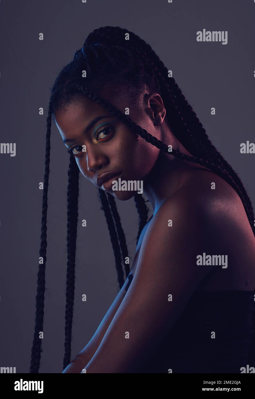 Beauté, maquillage et portrait d'une femme noire dans un studio avec ...