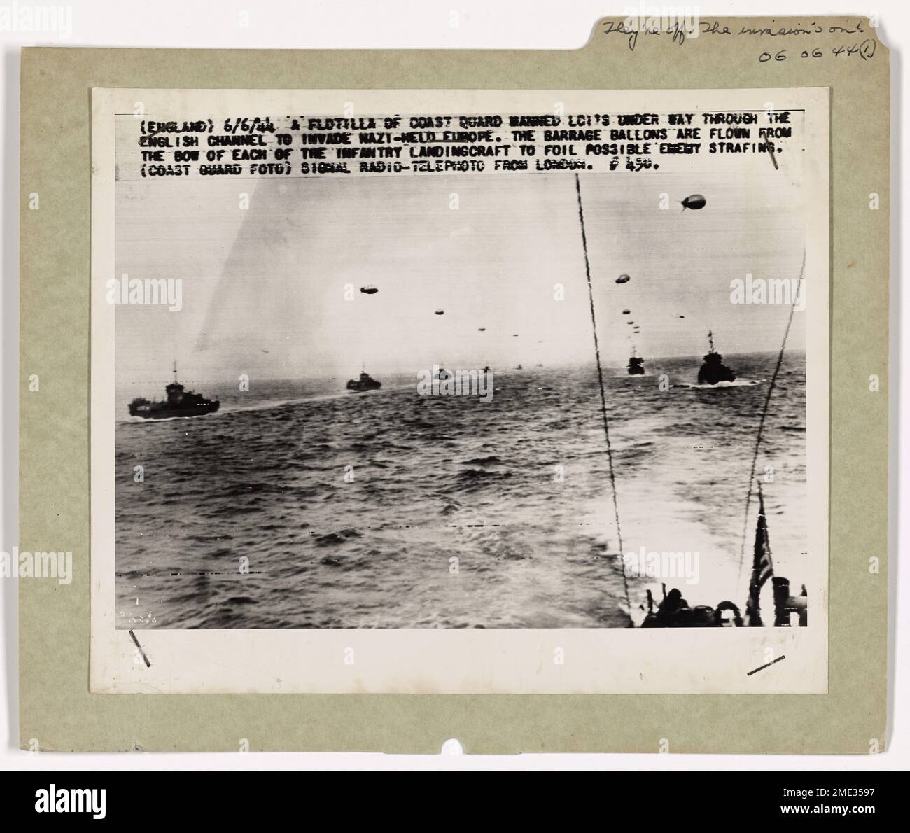 Une photographie du photographe de combat de la Garde côtière S. Scott Wigle montre l'invasion du jour J de la côte française, avec des engins de débarquement d'infanterie protégés par des ballons de barrage alors qu'ils traversent la Manche. Banque D'Images