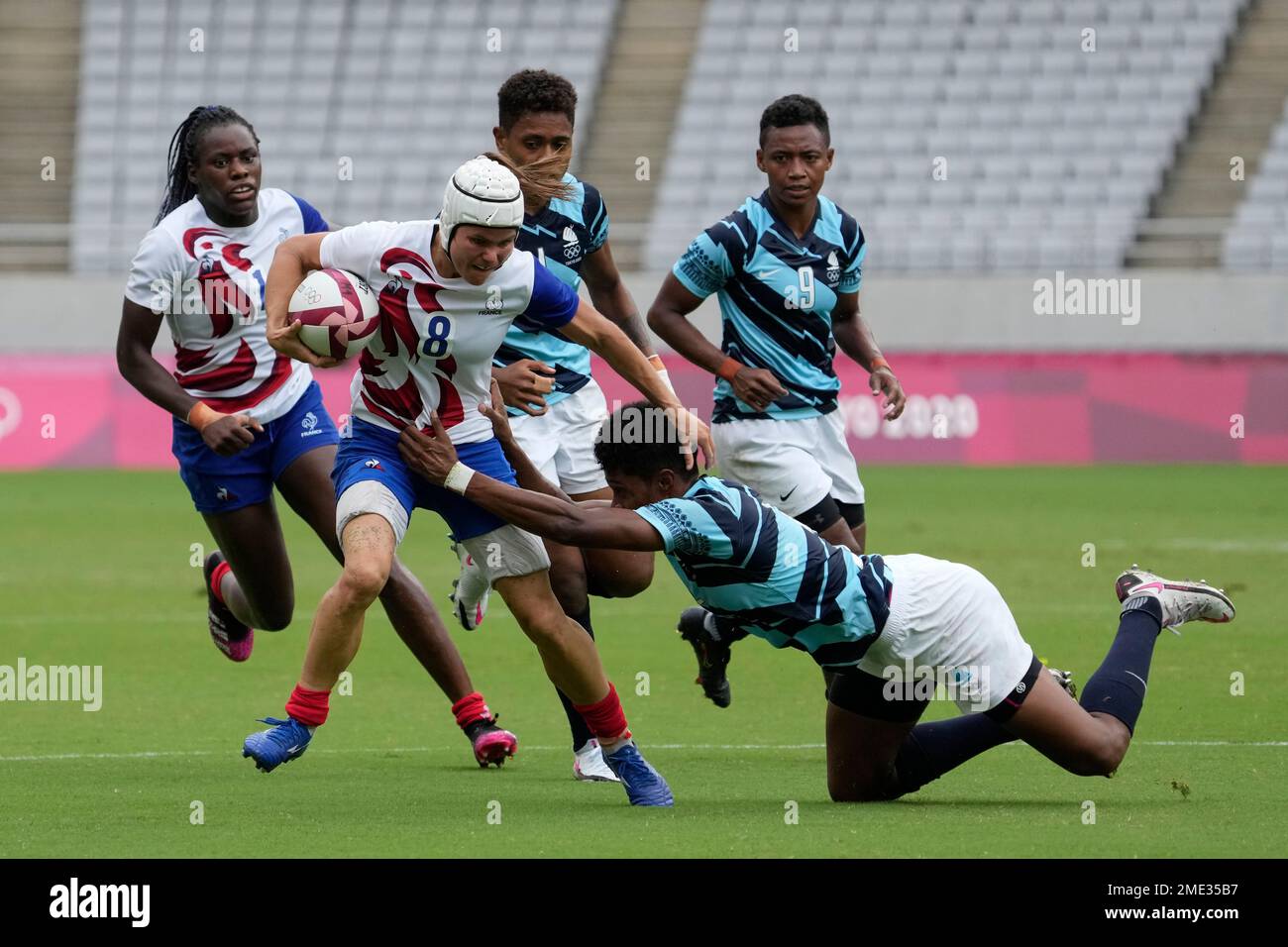 Fiji's Lavena Cavuru attempts a tackle on France's Camille Grassineau, in their women's rugby sevens match at the 2020 Summer Olympics, Thursday, July 29, 2021 in Tokyo, Japan. (AP Photo/Shuji Kajiyama) Banque D'Images