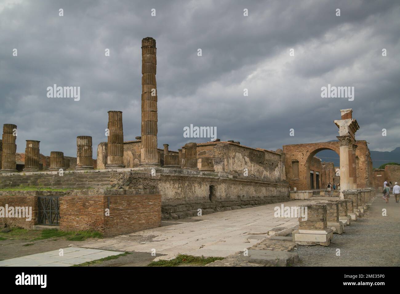 Des bâtiments en pierre ont été creusés dans l'ancienne ville romaine de Pompéi, site archéologique classé au patrimoine mondial de l'UNESCO à Pompéi, en Campanie, en Italie. Banque D'Images