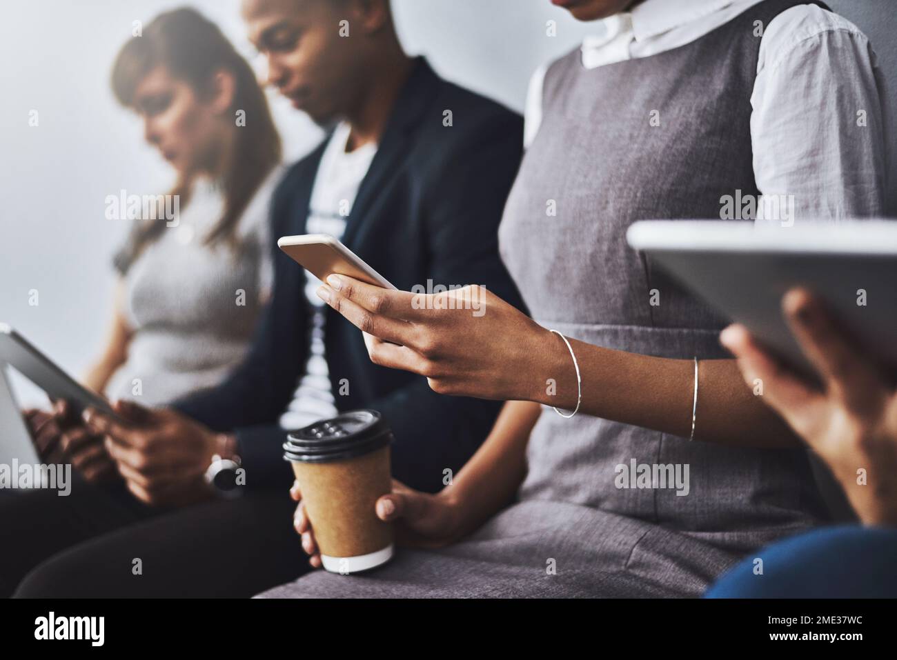 Le travail est là s'ils le veulent. un groupe de jeunes gens d'affaires attendent en file d'attente pour leurs entrevues. Banque D'Images